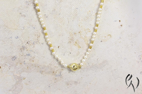 Preview: Zarte Süßwasserperlenkette mit vergoldetem Magnetschloß