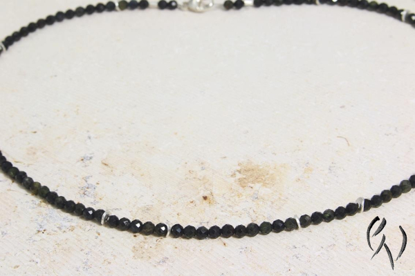 Preview: Edelsteinkette Reena, dunkler Turmalin mit silbernen Zwischenteilen