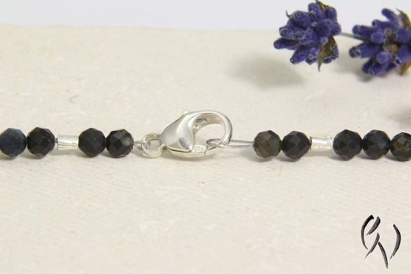 Preview: Edelsteinkette Reena, dunkler Turmalin mit silbernen Zwischenteilen