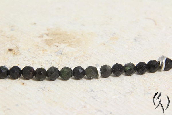 Edelsteinkette Reena, dunkler Turmalin mit silbernen Zwischenteilen