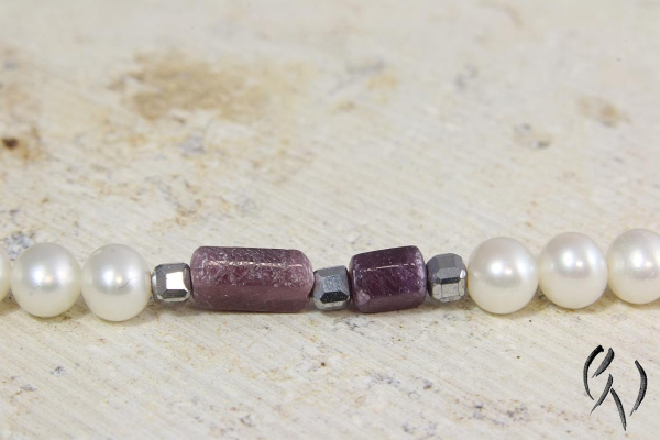 Preview: Edelsteinkette Kaimana aus violettem Korund, Süßwasserperlen und Hämatin