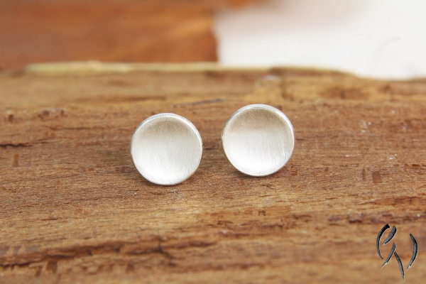 Kleine, runde OHrstecker aus SIlber mit strichmatter Oberfläche