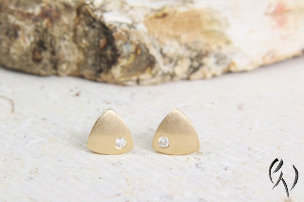 Minidreieck mit Brillant, strichmatt, Gold 750/-