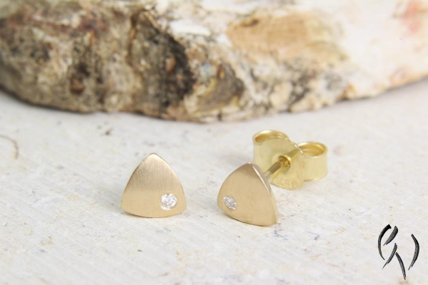 Preview: Minidreieck mit Brillant, strichmatt, Gold 750/-