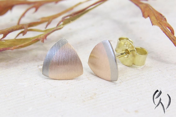 Preview: Dreieckige Ohrstecker aus Rot- und Weissgold