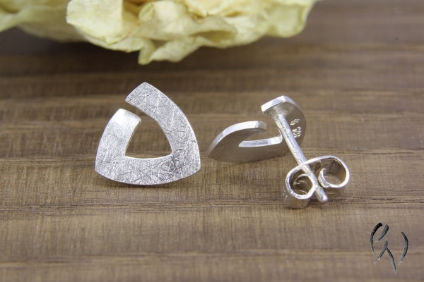 Preview: Ohrstecker Silber 925/-, kleine Triangel, 10 mm, mattgekratzt