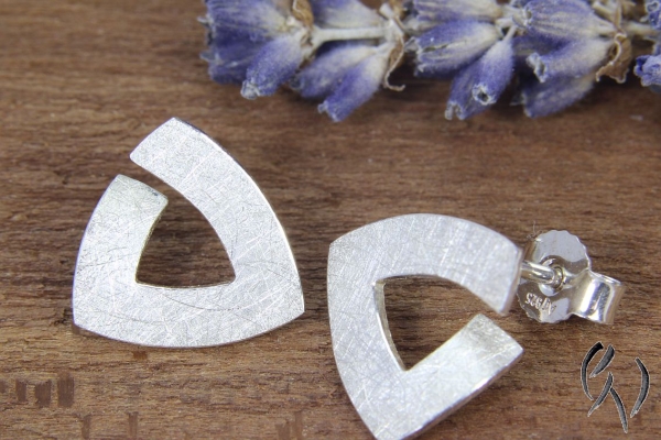 Preview: Ohrstecker Silber 925/-, kleine Triangel, 12,5 mm, mattgekratzt