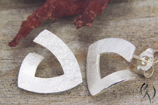 Preview: Ohrstecker Silber 925/-, Triangel, 15 mm, mattgekratzt