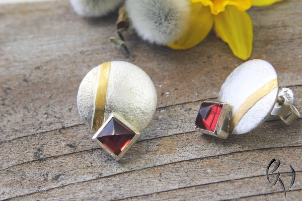 Preview: Ohrstecker Nadeen, Silber 925/- und Feingold mit Granat