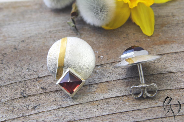 Ohrstecker Nadeen, Silber 925/- und Feingold mit Granat