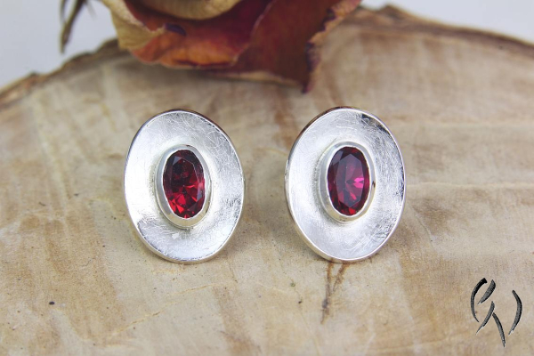 Ovale Ohrstecker aus Silber mit rotem Spinell