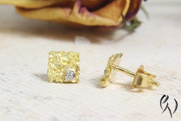 Preview: Ohrstecker Gold 750/-, Kleine zerknitterte Quadrate, 6,5 mm mit Brillant