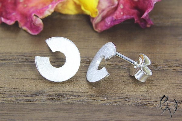 Preview: Ohrstecker Silber 925/-, offene kleine Kreisscheibe, strichmatt