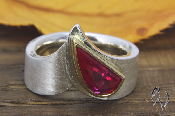 Ring Taipa,  Silber mit rotem, synthetischen Spinell