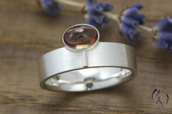 Preview: Ring Mitena, Silber mit Turmalin-Cabouchom