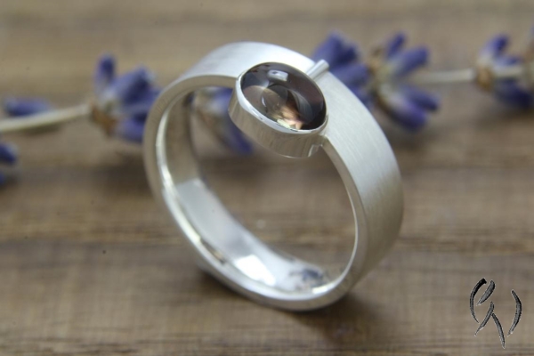 Ring Mitena, Silber mit Turmalin-Cabouchom