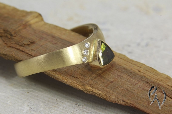 Ring Tamaya, Gold 750/- mit grünem Turmalin und Brillanten