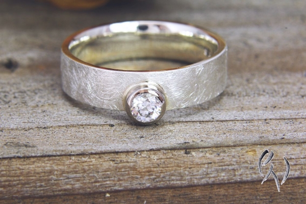 Ring Kaami, Silber 925/- mit seitlich versetztem Zirkonia