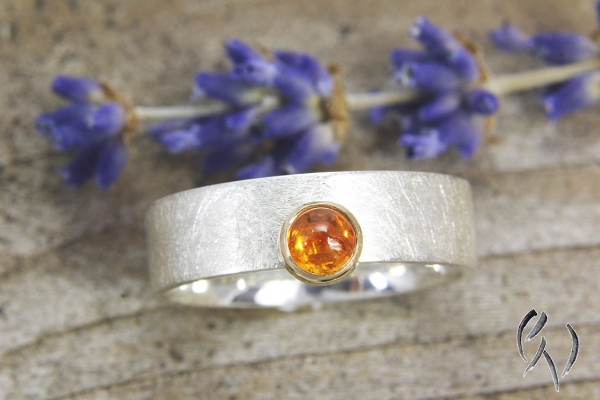 Preview: Ring Kaami, Silber 925/- mit seitlich versetztem Mandaringranat-Cabouchon