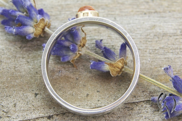 Ring Kaami, Silber 925/- mit seitlich versetztem Mandaringranat-Cabouchon