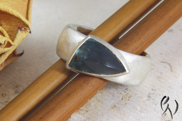 Preview: Ring Cariba, Silber 925/- mit blauem, dreieckigem Turmalin-Cabouchon