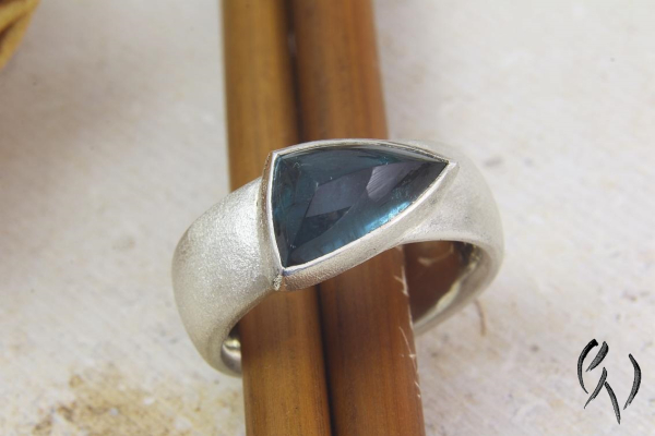 Ring Cariba, Silber 925/- mit blauem, dreieckigem Turmalin-Cabouchon