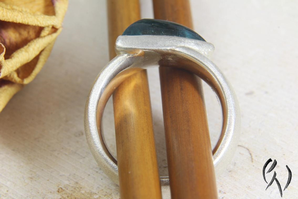 Ring Cariba, Silber 925/- mit blauem, dreieckigem Turmalin-Cabouchon