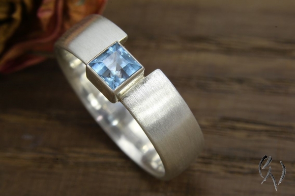 Ring Sade, Silber 925/- mit Topas eisblau