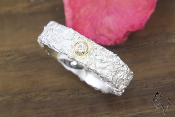 Zerknitterter Ring aus Silber mit Brillant