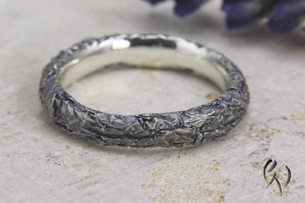 Schmaler Ring aus geschwärztem Silber 925/-, Zerknittert, 4 mm, oval