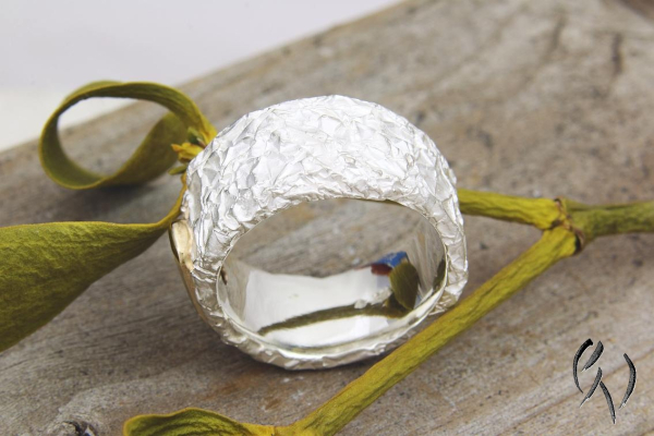 Breiter Ring aus Silber 925/- mit Boulderopal, zerknittert