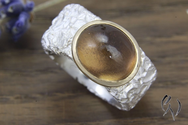 Breiter Ring aus Silber mit Rauchquarz, zerknittert