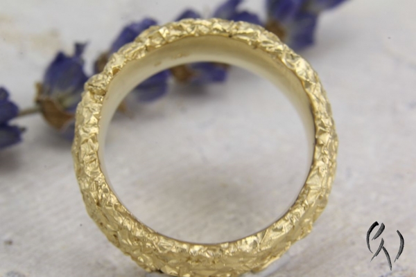Breiter Ring aus vergoldetem Silber 925/-, Zerknittert, 8 mm, oval