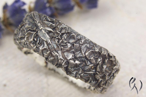 Breiter Ring aus geschwärztem Silber 925/-, Zerknittert, 8 mm, oval