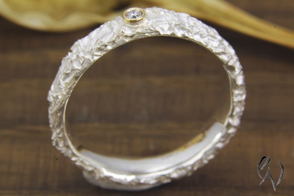 Schmaler Ring aus Silber mit Brillant 0,02 ct, Zerknittert