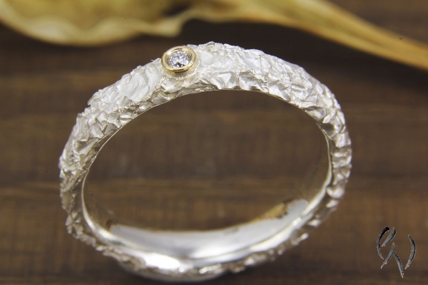 Schmaler Ring aus Silber mit Brillant 0,02 ct, Zerknittert