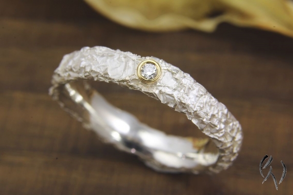 Schmaler Ring aus Silber mit Brillant 0,02 ct, Zerknittert