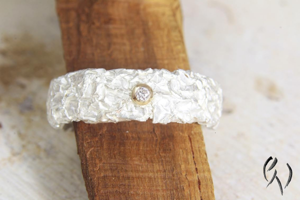 Zerknitterter Ring aus Silber mit Brillant