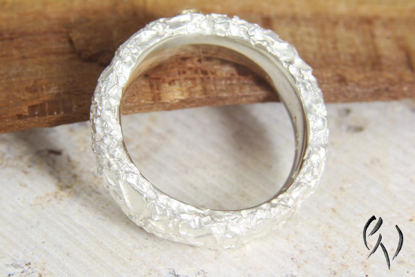 Ring aus Silber 925/- mit Brillant 0,02 ct, Zerknittert, 6 mm, oval