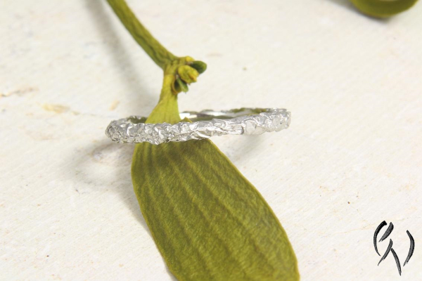 Preview: Schmaler Ring aus Platin 950/- Zerknittert, 2 mm
