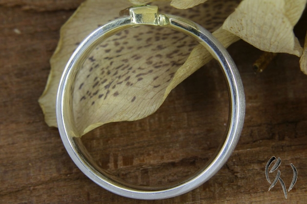 Ring Sadia, Silber 925/- mit grünem Turmalin und goldenen Streifen