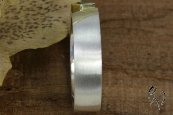 Ring Sadia, Silber 925/- mit grünem Turmalin und goldenen Streifen