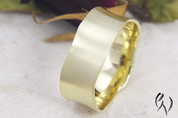 Breiter Ring aus Gold mit Wellenrand
