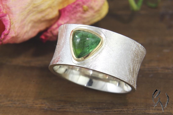 Preview: Ring Raeka, Silber 925/-  mit dreieckigem , grünem Turmalin-Cabouchon
