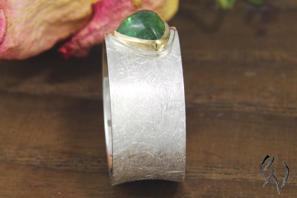 Preview: Ring Raeka, Silber 925/-  mit dreieckigem , grünem Turmalin-Cabouchon