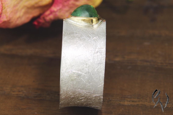 Preview: Ring Raeka, Silber 925/-  mit dreieckigem , grünem Turmalin-Cabouchon