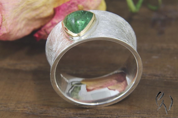 Ring Raeka, Silber 925/-  mit dreieckigem , grünem Turmalin-Cabouchon