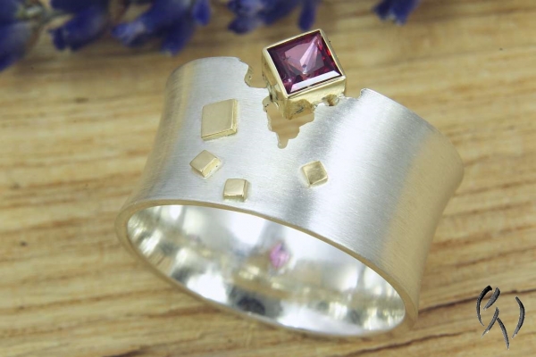 Preview: Ring Raeka, Silber 925/- mit rotem Topas und Goldverzierungen