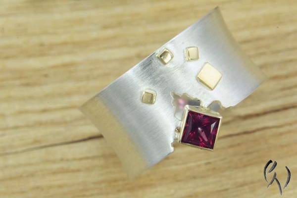 Ring Raeka, Silber 925/- mit rotem Topas und Goldverzierungen