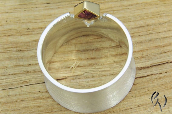 Ring Raeka, Silber 925/- mit rotem Topas und Goldverzierungen